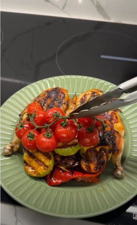 Цыплёнок табака с овощами гриль и лепешкой тандыр (Пузаков | Рецепты)